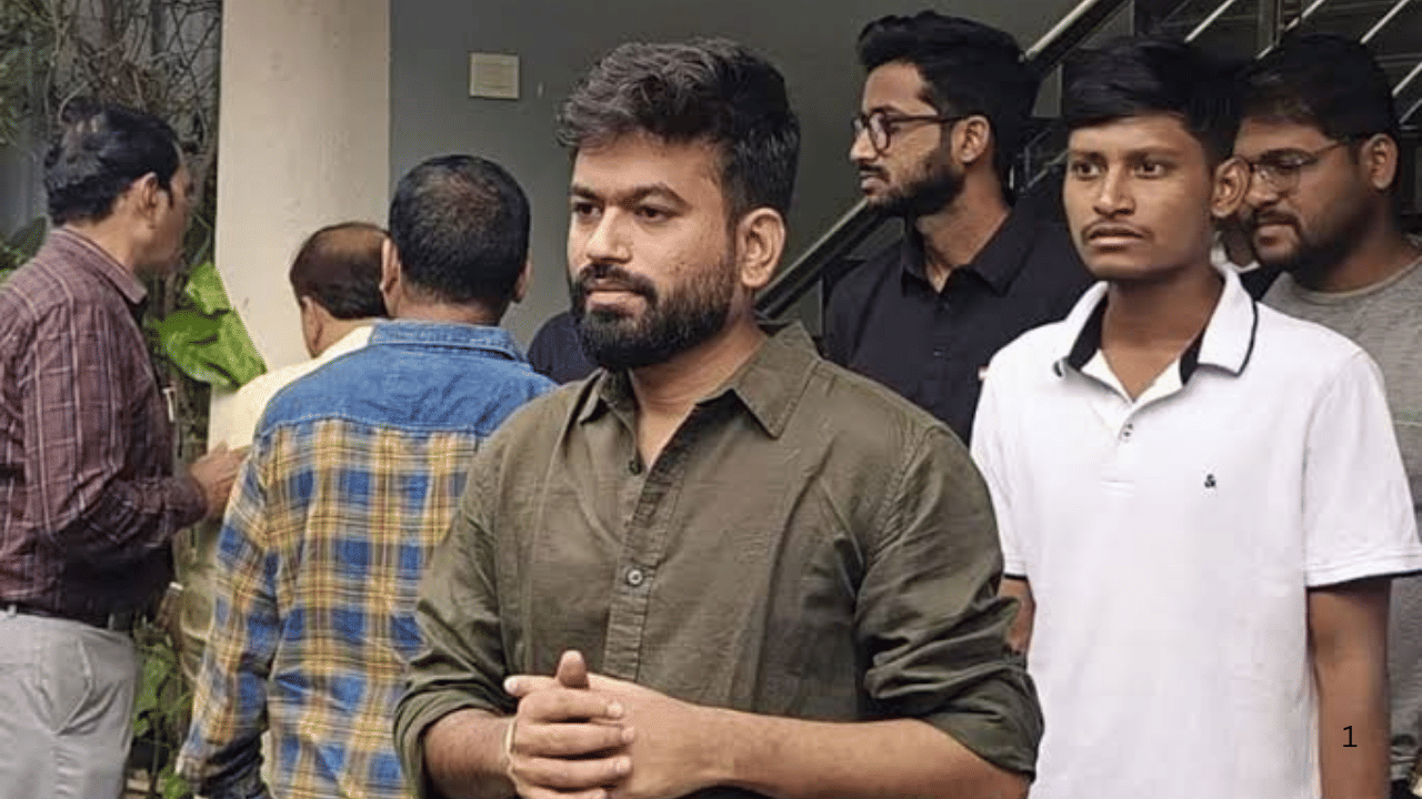 अभिजीत दिपके यांनी सोशल मीडियावर काही फोटो शेअर केले आहे. या फोटोंवर अभिजीत दिपके यांनी दिलेल्या कॅप्शनची चर्चा रंगली आहे. ते म्हणाले की, "लहानपणी क्रिकेट हेच माझे पहिले प्रेम होते आणि मी हे अगदी शब्दशः म्हणत आहे. त्यानंतरच्या काळात कशाबद्दलही मला इतकी तीव्र ओढ वाटली असेल असे मला वाटत नाही. "