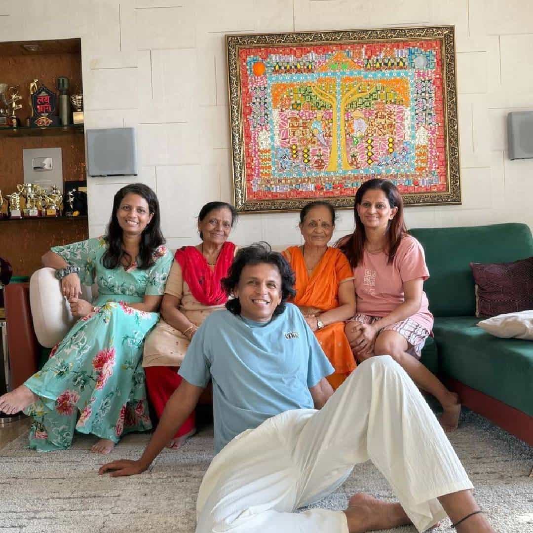 ‘इंडियन आयडॉल’च्या पहिल्या सिझनचा विजेता आणि लोकप्रिय गायक अभिजीत सावंत आजही त्याच्या आवाजामुळे चाहत्यांच्या मनात खास स्थान निर्माण करून आहे. रिअॅलिटी शोमधून मिळालेल्या लोकप्रियतेनंतर अभिजीतने संगीत क्षेत्रात स्वतःची वेगळी ओळख निर्माण केली. आता त्याच्या आलिशान घराची झलक सोशल मीडियावर आणि होम टूरमधून समोर आली आहे.