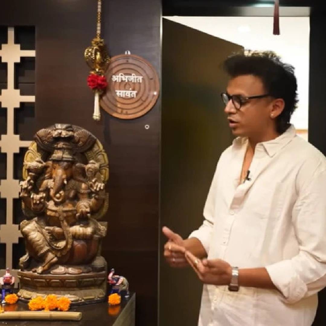 अभिजीतच्या घरातील सजावट पाहून चाहतेही प्रभावित झाले आहेत. विशेष म्हणजे, या घरात केवळ महागड्या वस्तूंना स्थान नसून कुटुंबाच्या आठवणी, मुलींच्या कलाकृती आणि अभिजीतच्या संगीतप्रवासाची झलकही दिसते. घराच्या प्रवेशद्वाराजवळच गणपती बाप्पाची सुंदर मूर्ती ठेवण्यात आली आहे. ही मूर्ती अभिजीतला त्याच्या पहिल्या म्युझिक अल्बमच्या काळात मिळाली होती. 
