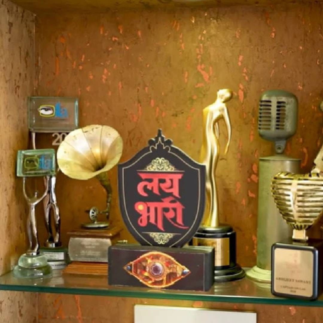 अभिजीतने त्याच्या पुरस्कारांसाठीही घरात खास जागा तयार केली आहे. एका कॅबिनेटमध्ये त्याला मिळालेले पुरस्का२र तसेच त्याच्या मुलांना मिळालेले अवॉर्ड्सही ठेवण्यात आले आहेत. 
