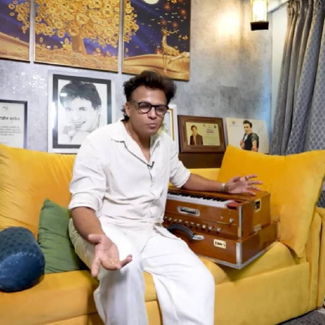 अभिजीतसाठी सर्वात महत्त्वाची जागा म्हणजे त्याचा म्युझिक रूम. इथे तो रियाज करतो. खोलीत हार्मोनियम, संगीताशी संबंधित प्रमाणपत्रं, चाहत्यांनी दिलेल्या भेटवस्तू आणि पेंटिंग्स आहेत. याशिवाय घरात छोटंसं स्टुडिओ सेटअपही करण्यात आलं आहे. मुलींची खोली त्यांच्या आवडीनुसार सजवण्यात आली असून त्यात आकर्षक वॉलपेपर आहेत.
