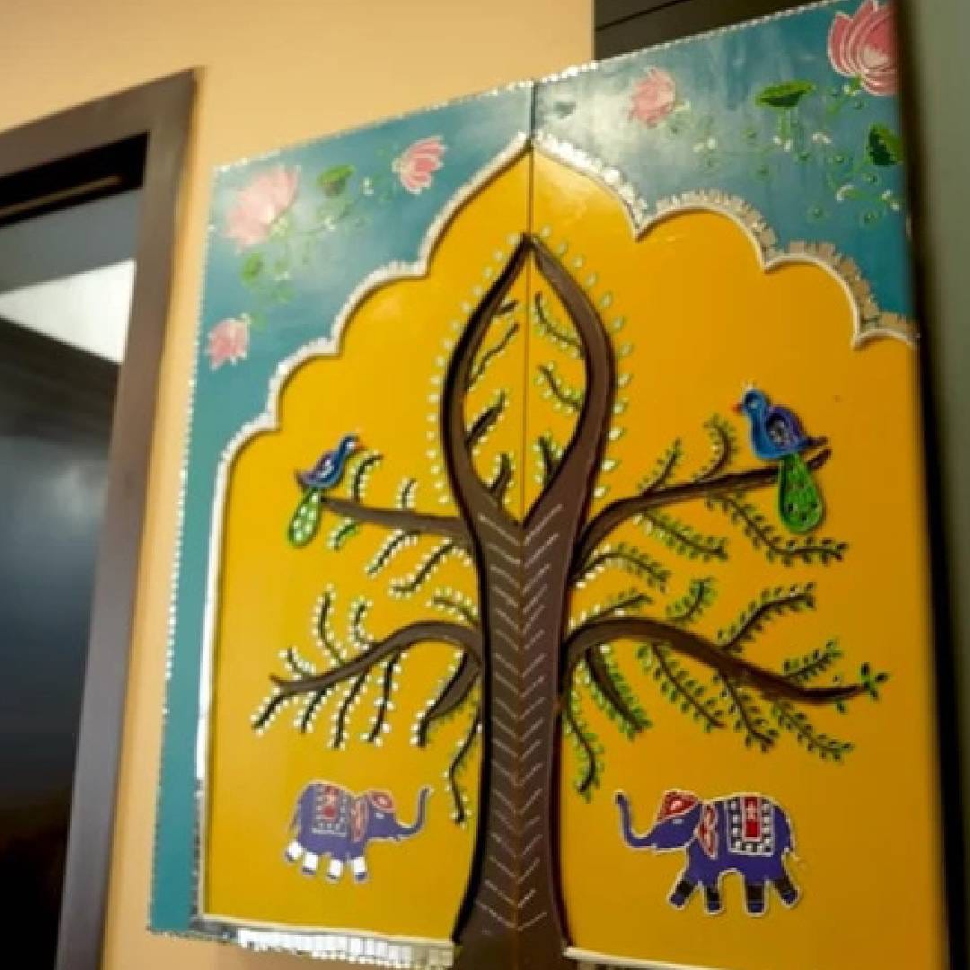 या घरातील सर्वात खास गोष्टींपैकी एक म्हणजे अभिजीतच्या मुलींनी स्वतः तयार केलेल्या पेंटिंग्स. या कलाकृती घराच्या भिंतींवर अभिमानाने लावण्यात आल्या आहेत. याशिवाय अभिजीतच्या पत्नीने डिझाइन केलेली घराची नेमप्लेटही विशेष लक्ष वेधून घेते. 

