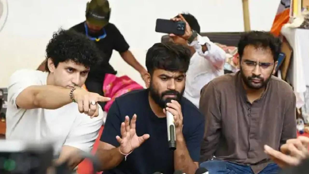 मोठा झटका... अभिजीत दीपके, सौरभ आणि रांकांवर FIR... कोर्टात तातडीची सुनावणी; काय घडलं? मोठा झटका... अभिजीत दीपके, सौरभ आणि रांकांवर FIR... कोर्टात तातडीची सुनावणी; काय घडलं?