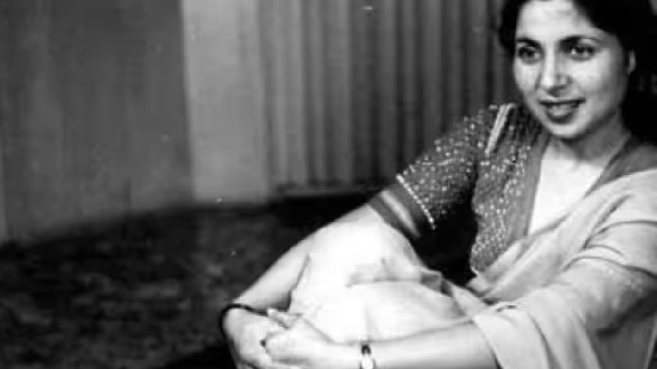 40 आणि 50च्या दशकातील लोकप्रिय अभिनेत्रींपैकी एक म्हणजे अचला सचदेव. अभिनय क्षेत्रात यश मिळवल्यानंतर त्यांच्या आयुष्याच्या उत्तरार्धात मात्र त्यांना अनेक अडचणींचा सामना करावा लागला. पतीच्या निधनानंतर त्या तुलनेने एकट्या पडल्या होत्या. त्यांच्या शेवटच्या काळाबाबत विविध माध्यमांमध्ये एकटेपणाच्या आणि आरोग्याशी संबंधित अडचणींच्या बातम्या प्रसिद्ध झाल्या. अखेर 2012 मध्ये पुण्यात त्यांचं निधन झालं.