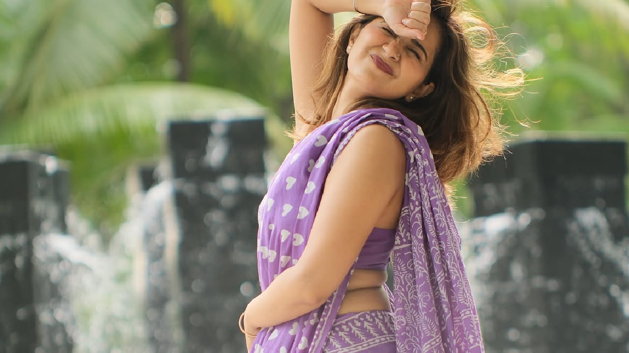 या साडीला तिने मॅचिंग स्लीव्हलेस ब्लाऊजची जोड दिली आहे. चेहऱ्यावरील मिश्कील हास्य आणि सोज्वळ अंदाजामुळे तिचा हा लूक अधिकच खुलून दिसत आहे.