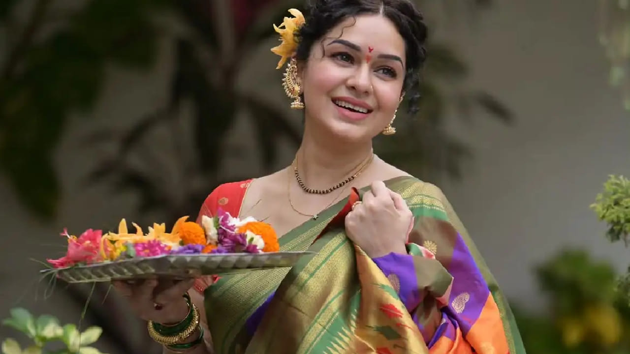 मराठी आणि हिंदी सिनेविश्वात आपल्या अभिनयाची छाप पाडणारी अभिनेत्री सुखदा खांडकेकर हिचा गणेशोत्सवानिमित्त खास पारंपरिक अंदाज पाहायला मिळत आहे.