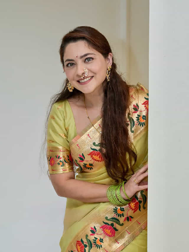 बाप्पाच्या आगमनासाठी सोनाली कुलकर्णीचा खास लुक, सौंदर्याने वेधलं लक्ष