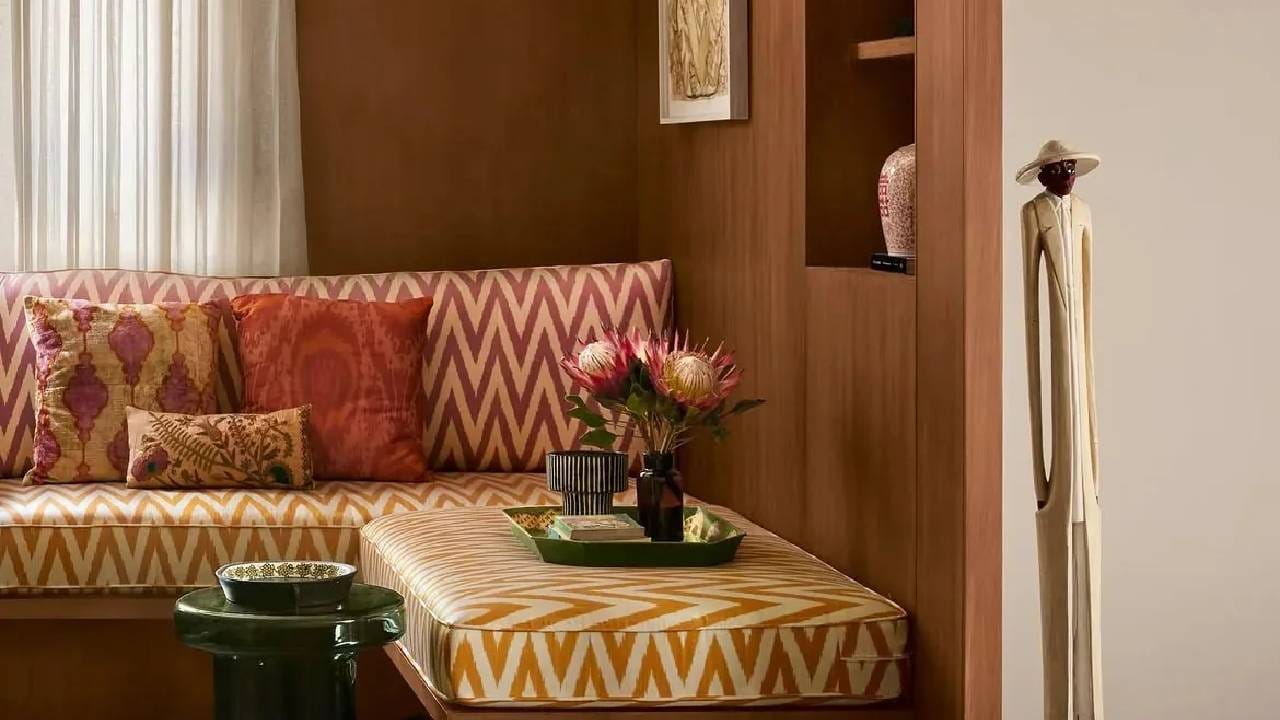 घरातील प्रत्येक कोपरा साधेपणा आणि लक्झरीचा सुरेख समतोल साधताना दिसतो. प्रशस्त लिव्हिंग एरिया घराच्या आकर्षणात आणखी भर घालतो.