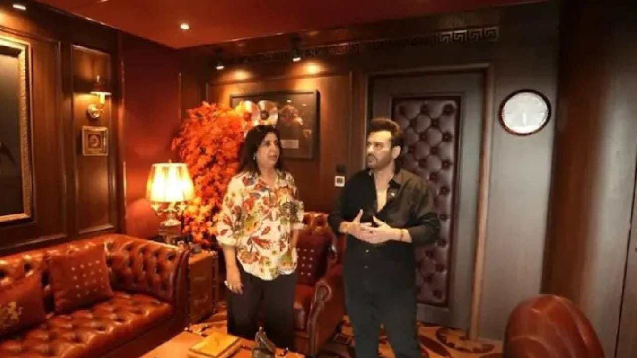 अदनानने सांगितलं की त्याने हे संग्रहातील सामान लिलावातून कोट्यवधी रुपये मोजून खरेदी केलंय. यामध्ये भारतातील पहिल्या चित्रपटांपैकी एक असलेल्या ‘आलम आरा’चे रेकॉर्ड, तसेच इंग्रजी संगीतविश्वातील एल्विस प्रेस्ली आणि बीटल्स यांचे रेकॉर्ड्सदेखील समाविष्ट आहेत.