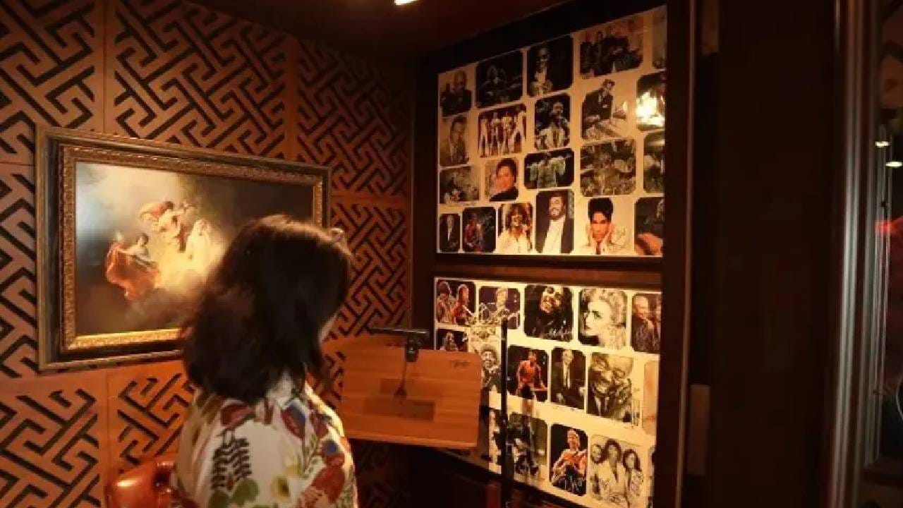त्याच्या कलेक्शनमध्ये अस्सल हस्तलिखितांचाही समावेश आहे, त्यापैकी काही अतिशय दुर्मिळ आहेत. हे सगळं पाहून एक क्षण तर फराहचाही तिच्या डोळ्यांवर विश्वास बसला नाही.