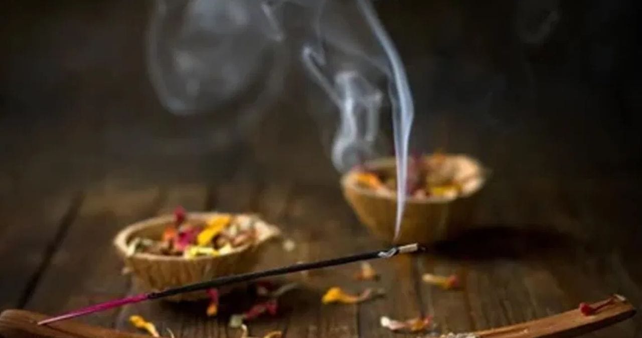 अगरबत्ती पाळीव प्राण्याजवळ पेटवणे टाळले पाहिजे. अगरबत्तीचा चटका पाळीव प्राण्याला लागू शकतो.
