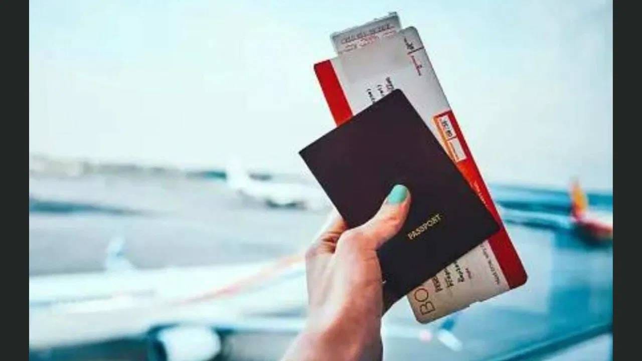 महत्त्वाची कागदपत्रं जवळ ठेवा - पासपोर्ट, बोर्डिंग पास, व्हिसा आणि इतर आवश्यक कागदपत्रं सहज मिळतील अशा ठिकाणी ठेवा. ही कागदपत्रे चेक-इन सामानात ठेवण्याऐवजी कॅबिन बॅगेत ठेवणे अधिक सुरक्षित आणि सोयीचे आहे. गरज पडताच कागदपत्रे पटकन काढता आली, तर वेळही वाचतो.
