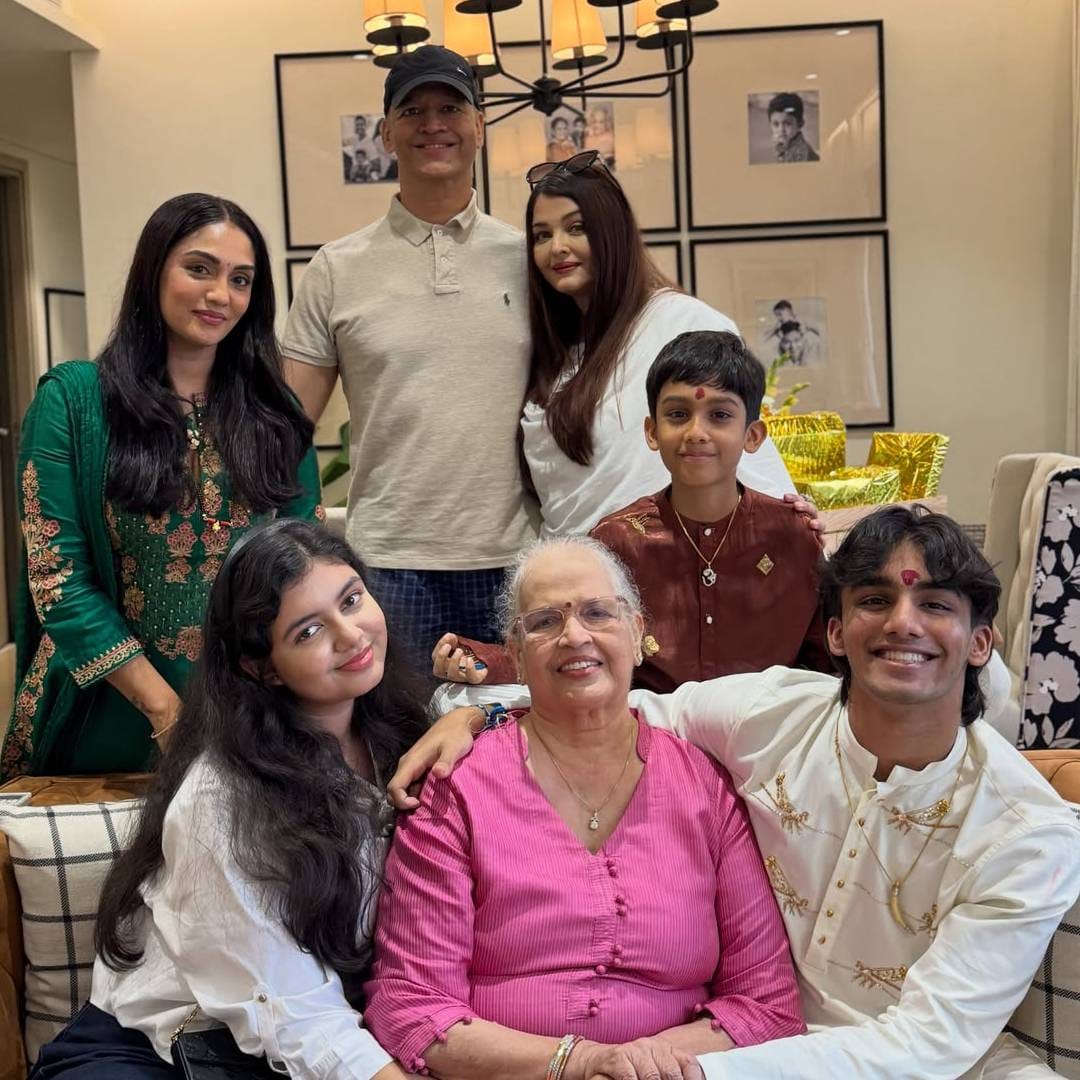 अभिनेत्री ऐश्वर्या राय  तिच्या वैयक्तिक आयुष्यामुळे नेहमीच चर्चेत असते. अशातच रक्षाबंधनानिमित्त ऐश्वर्याचा एक कौटुंबिक फोटो समोर आला असून, त्याने सोशल मीडियावर पुन्हा एकदा चर्चांना उधाण आलं आहे. विशेष म्हणजे या फोटोमध्ये ऐश्वर्यासोबत तिची मुलगी आराध्या, भाऊ आदित्य राय, वहिनी श्रीमा राय आणि आई वृंदा राय दिसत आहेत. 