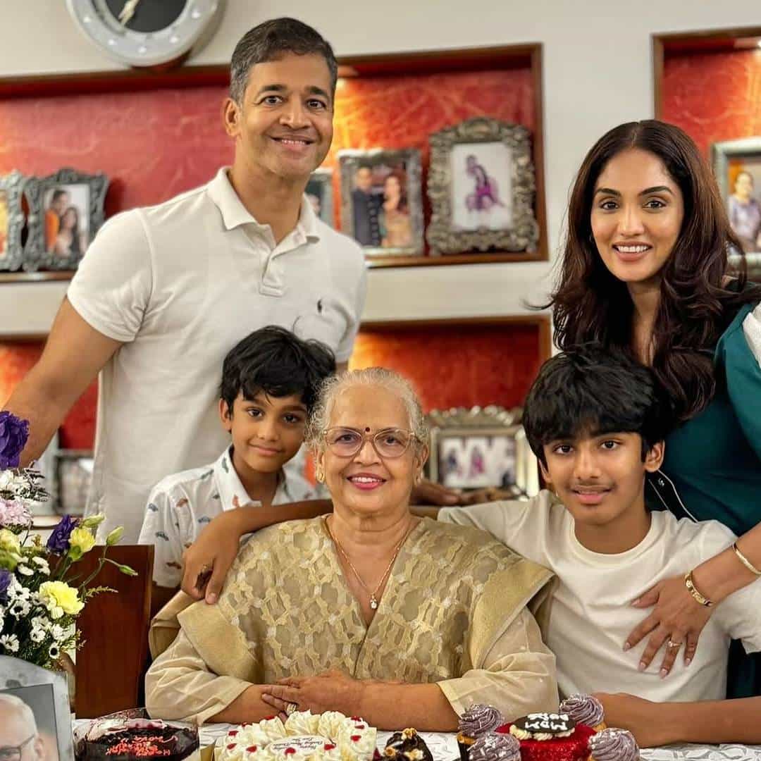 अभिनेत्री ऐश्वर्या राय बच्चन गेल्या अनेक वर्षांपासून मनोरंजनविश्वातील मोठं नाव आहे. मात्र तिचं कुटुंब कायमच प्रसिद्धीपासून काहीसं दूर राहिलं आहे. ऐश्वर्याचा मोठा भाऊ आदित्य रायबद्दलही फारशी चर्चा होत नाही. नुकत्याच समोर आलेल्या काही कौटुंबिक फोटोंमुळे आदित्य राय पुन्हा एकदा चर्चेत आला आहे.