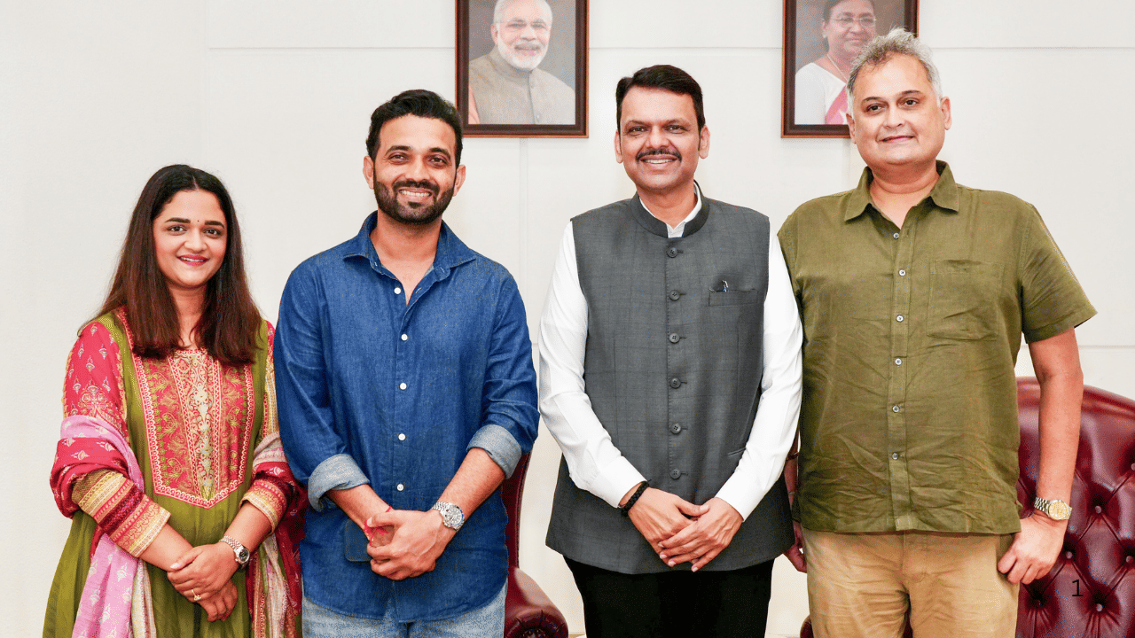 अशातच आता अजिंक्य रहाणे याने महाराष्ट्राचे मुख्यमंत्री देवेंद्र फडणवीस यांची नुकतीच भेट घेतली आहे. मुख्यमंत्र्यांच्या वर्षा या निवासस्थानी अजिंक्य रहाणे याने मुख्यमंत्र्यांची सदिच्छा पर भेट घेतली आहे. 