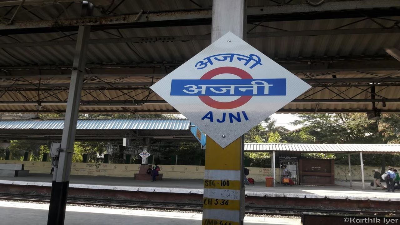 जनरल कोचमध्ये : 60 रुपये स्लीपर कोचसाठी - 145 ते 175 रुपये , AC 3-टायर कोच : 555 रुपये , AC 2-टायर कोच: 760 रुपये , AC 1-टायर: 1,270 रुपये