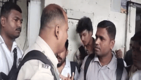 संतप्त प्रवाशी थेट स्टेशन मास्टरच्या कार्यालयात घुसले अन्... रेल्वे स्टेशनवरील गोंधळाचा व्हिडीओ समोर