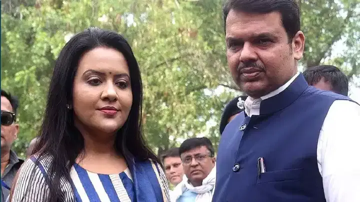 माध्यमांशी बोलताना स्वरा भास्करच्या पद्मावत सिनेमातील जौहरबाबत केलेल्या वक्तव्यावर अमृता फडणवीस यांनी प्रतिक्रिया दिली. त्या म्हणाल्या, "मला त्यांना उत्तर द्यायचे नाही. कारण त्यांनी त्यांचा दृष्टिकोन व मत मांडले आहे."