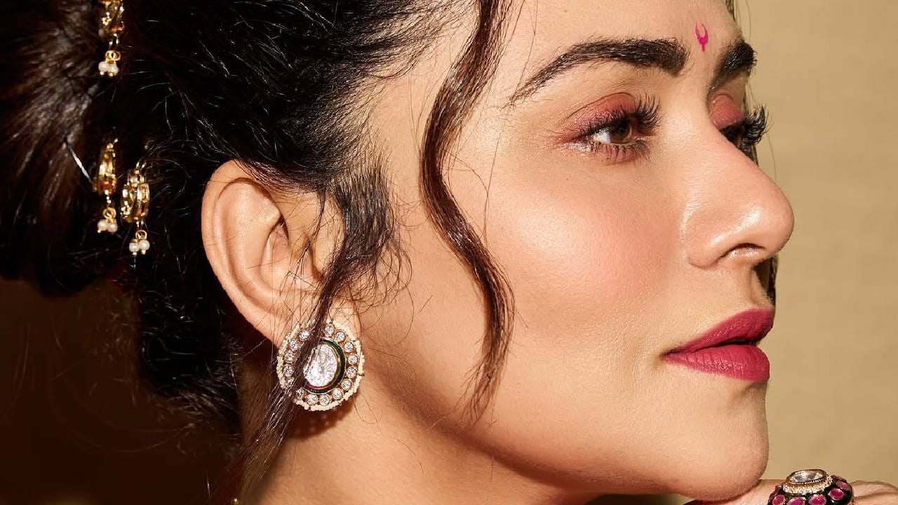 साडीला साजेसे डायमंड खडे आणि मोत्यांचे दागिने परिधान करत अमृताने आपला लूक खुलवला आहे. गळ्यातील सुंदर नेकलेस, झुमके आणि हातातील नाजूक दागिने तिच्या पारंपरिक लूकला परफेक्ट टच देत आहेत.