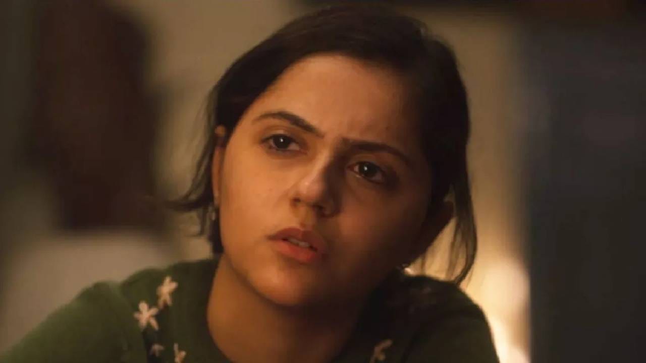 ‘सैयारा’मधून लोकप्रिय झालेली अनीत पड्डा आणि फातिमा सना शेख यांच्या अभिनयामुळेही सीरिजकडे प्रेक्षकांचं लक्ष वेधलं गेलं आहे. ‘हुंकार: द रोर’ची कथा 17 वर्षांच्या मीनू रावत या मुलीभोवती फिरते. मीनू एका प्रभावशाली आध्यात्मिक गुरूवर अत्याचाराचा आरोप करते. त्यानंतर या प्रकरणाची चौकशी, न्यायालयीन लढाई आणि त्यातून निर्माण होणारा सामाजिक दबाव याभोवती कथा पुढे सरकते. मीनूच्या भूमिकेत अनीत पड्डा दिसते.