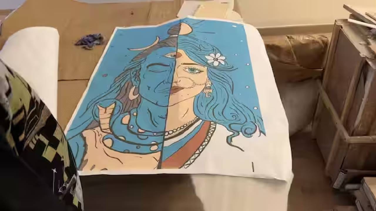या घरातील सर्वात खास गोष्ट म्हणजे भगवान शिव आणि माता पार्वती यांचं मोठं कस्टमाइज्ड पेंटिंग. हे चित्र विशेषतः घरासाठी तयार करून घेण्यात आलं आहे. या कलाकृतीमध्ये महादेवांच्या तिसऱ्या डोळ्याच्या चित्रणावरही विशेष विचार करण्यात आला होता.