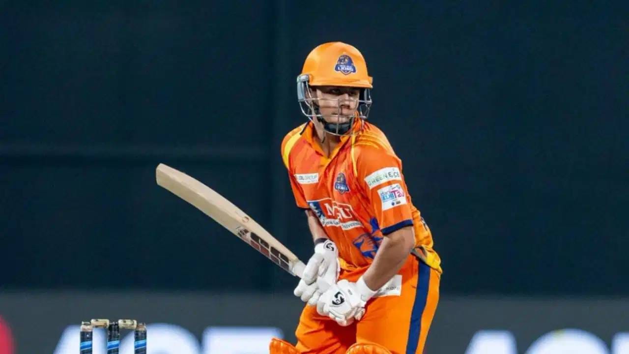 IND U19 vs AUS U19: वडिलांसमोरच आर्यवीरने दाखवला सेहवाग अंदाज; 5 चौकार मारल्यानंतर केली चूक IND U19 vs AUS U19: वडिलांसमोरच आर्यवीरने दाखवला सेहवाग अंदाज; 5 चौकार मारल्यानंतर केली चूक