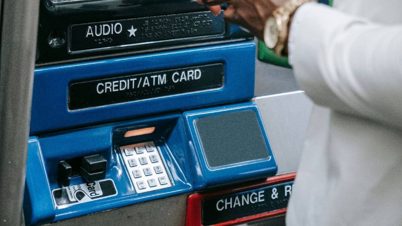 ATM मशिनला जाणूनबुजून प्लास्टीकचे किपॅड लावलेले नसतात.जर प्लास्टीकचे कि पॅड लावले असते तर बँकेचे अकाऊंट खाली झाले असते. कारण प्लास्टीकचे काही वेळासाठी उष्णतेला ट्रॅप करते. आणि या हीटला ट्रॅक केले जाऊ शकते. जर एटीएम मशिनचे की पॅड प्लास्टीकचे ठेवले तर कोणताही चोर ही डिटेक्टरच्या मदतीने तुमच्या पासवर्डचे नंबर की पॅडमधून चोरी करु शकला असता. तर धातूचे की पॅड जास्त वेळेपर्यंत ट्रॅप करुन ठेवत नाही. याच्या मदतीने कोणताही चोर हीट डिटेक्टरने तुमचा पासवर्डचा पत्ता सहज लावू शकत नाही. 
