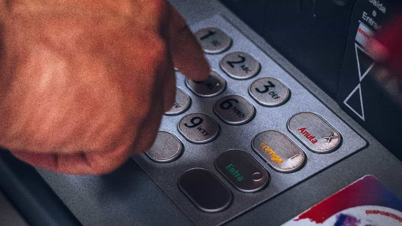 ATM मशिनची बॉडी मजबूत स्टीलपासून बनलेली असते आणि खूपच वजनदार असते. यामागे एटीएम मशिन सहज कोणीही उचलून नेऊ नये हे कारण असते. नोटांना कोणी चोरुन नेऊ नये म्हणून मशिनची बॉडी मजबूत असते.मात्र, की पॅड ( बटणे ) पोलादी स्टीलची का असतात ? ती तुटून नये म्हणून ती मजबूत धातूची बनवलेली असतातच, मात्र या मागे आणखी एक कारण असते. (Photo: Pexels)