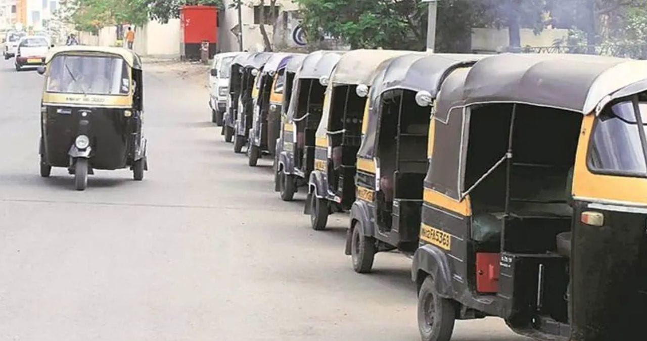 देशात महागाईचा भडका, इंधन दरवाढीने ओला, रिक्षाचालक आर्थिक संकटात; सांगितली घरातील बिकट परिस्थिती देशात महागाईचा भडका, इंधन दरवाढीने ओला, रिक्षाचालक आर्थिक संकटात; सांगितली घरातील बिकट परिस्थिती