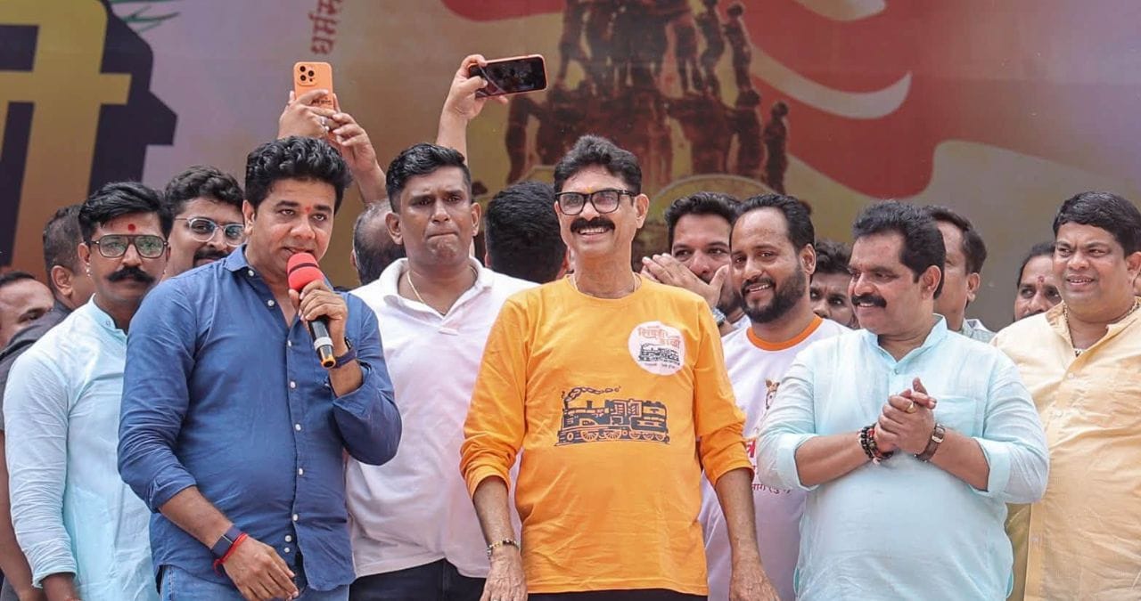 अविनाश जाधव यांच्या ठाण्याच्या नौपाडामधी दहीहंडीची जोरदार चर्चा होत आहे. या माझ्या हंडीच्या व्यासपीठावर गोविंदाचा कोणतीही साडी घालून बाई नाही, असं म्हणत अविनाश जाधव यांनी विरोधकांना टोला लगावला.