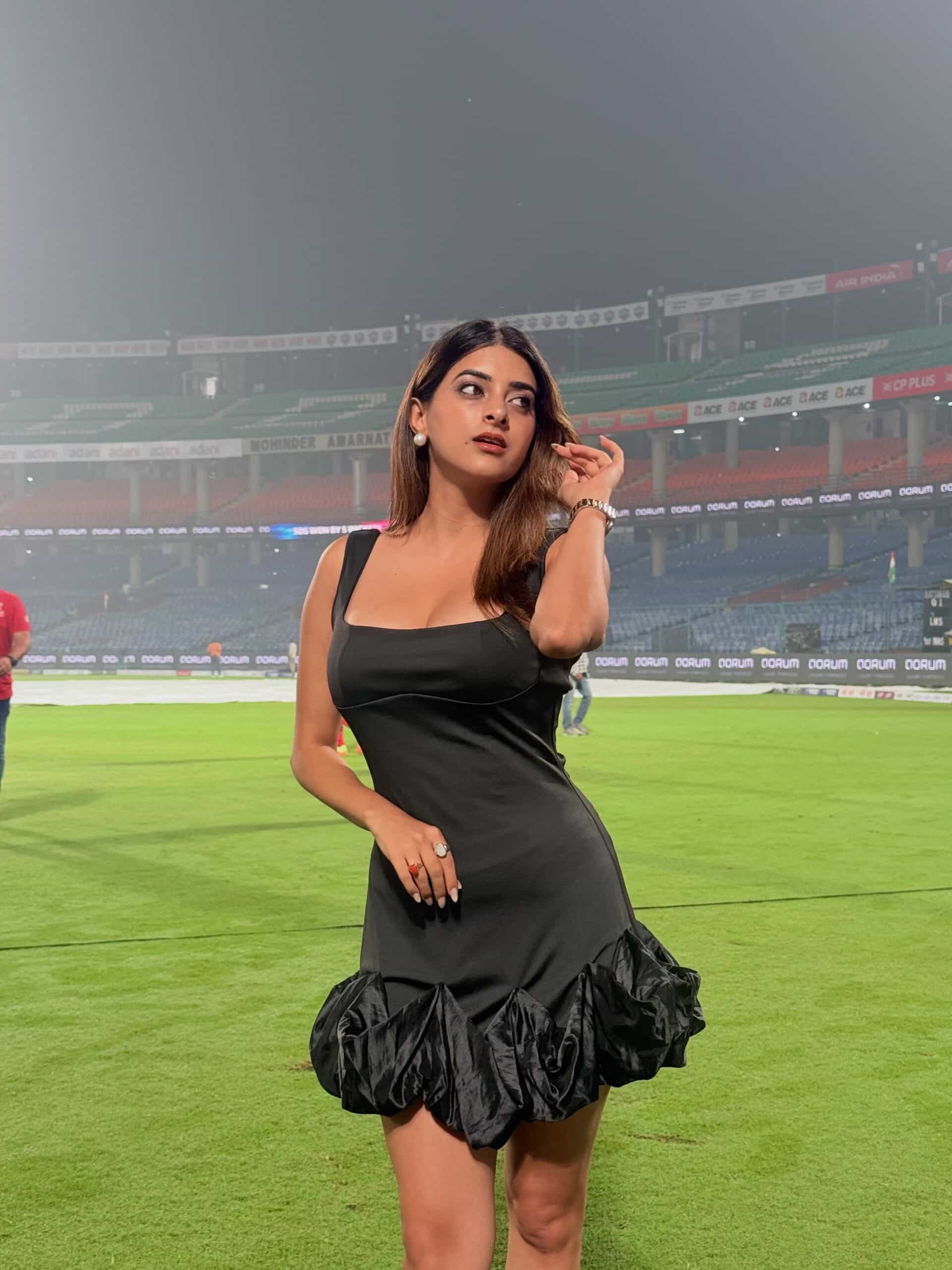 Who is Ayushi Shekhawat : क्रिकेट या खेळाचे जगभरात कोट्यवधीने चाहते आहेत. या खेळामुळे मोठी आर्थिक उलाढालही होते. म्हणूनच मोठ्या क्रिकेट सिरिजला उद्धाटन समारंभाचे थाटात आयोजन केले जाते. अनेक सुंदर महिला अँकर क्रिकेटमध्ये अँकरिंग करताना दिसतात.