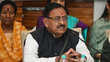 महायुतीतील बड्या मंत्र्याला जबर धक्का, बँकेच्या संचालकपदापासून.....