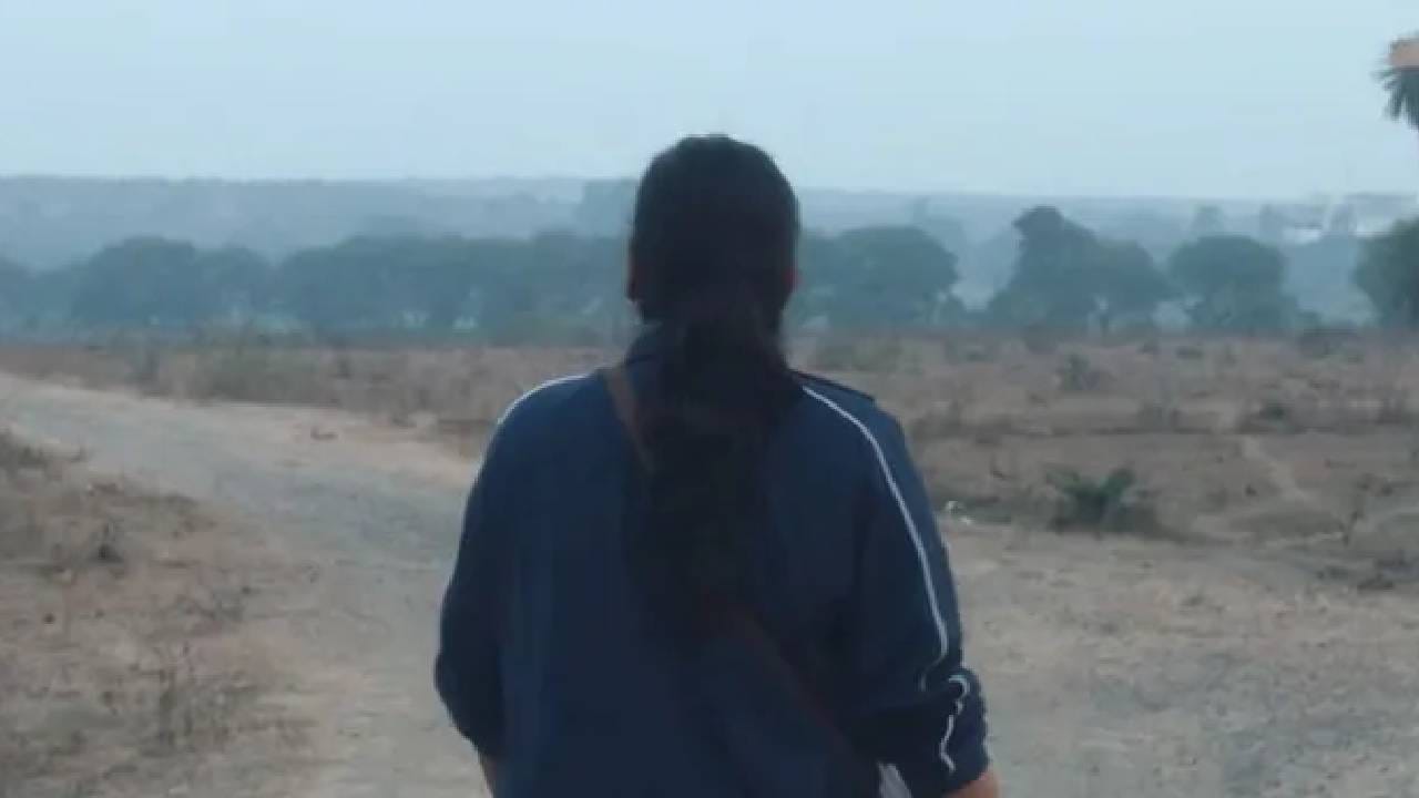 ‘बबिता सिंह रिपोर्टिंग’ हा चित्रपट 28 ऑगस्ट 2026 रोजी अॅमेझॉन प्राइम व्हिडीओवर प्रदर्शित झाला आहे. यात निमिषा सजयन, बरुण सोबती आणि अंशुमान पुष्कर यांच्या प्रमुख भूमिका आहेत. निमिषा सजयनचा दमदार अभिनय, ग्रामीण पार्श्वभूमी, कौटुंबिक संघर्ष आणि मर्डर मिस्ट्रीचा तडका यामुळे ‘बबिता सिंह रिपोर्टिंग’ हा ओटीटीवरील क्राइम ड्रामा आवडणाऱ्या प्रेक्षकांसाठी पाहण्यासारखा पर्याय ठरू शकतो.