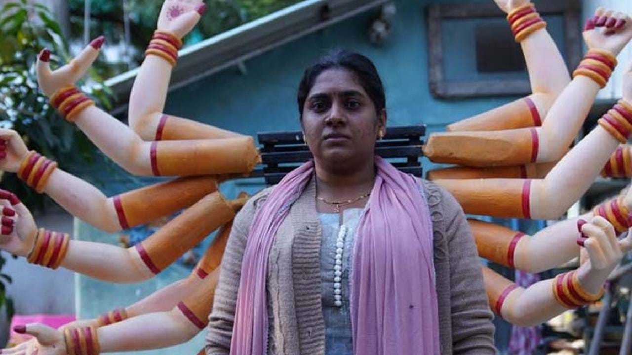 या चित्रपटाची कथा बेबी नावाच्या एका पोलिस अधिकाऱ्याभोवती फिरते. घर आणि नोकरी या दोन्ही आघाड्यांवर संघर्ष करणाऱ्या बेबीला आपल्या कुटुंबातील एका कार्यक्रमासाठी सुट्टी हवी असते. त्यासाठी ती एका खोट्या प्रकरणाची जबाबदारी स्वीकारते आणि मध्य प्रदेशातील रेवाला जाते. रेवामध्ये तिची भेट लहानपणीचा मित्र बंसी याच्याशी होते. मात्र, त्याच रात्री बंसीची हत्या होते आणि संपूर्ण परिस्थिती बदलते.