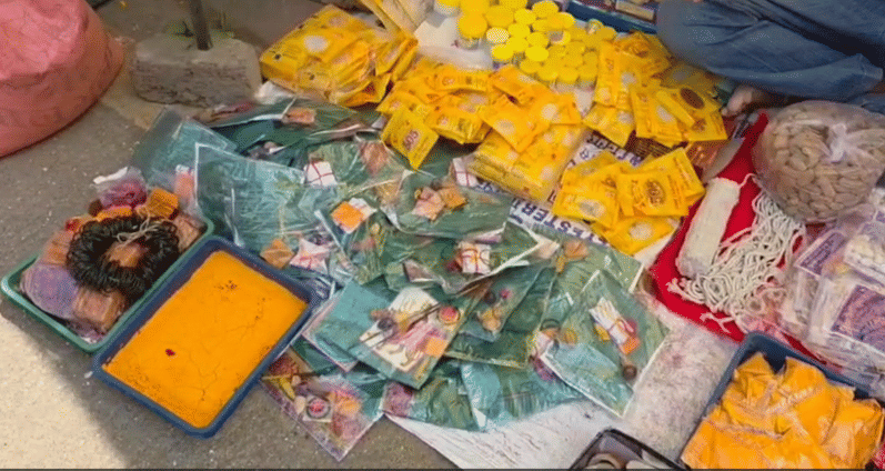 शिर्डी नगरपरिषदेच्या कर्मचाऱ्यांने हा प्रकार उघडकीस आणला आहे. शिर्डी नगर परिषदेचा कर्मचारी पूजेचे साहित्य घेण्यासाठी गेला असता त्या कर्मचाऱ्यांच्या निदर्शनास हा प्रकार आला. त्याने विकत घेतलेल्या हरितालिकेच्या पूजेच्या साहित्यात चक्क प्लास्टीकचे बदाम आढळल्याने खळबळ उडाली आहे.
