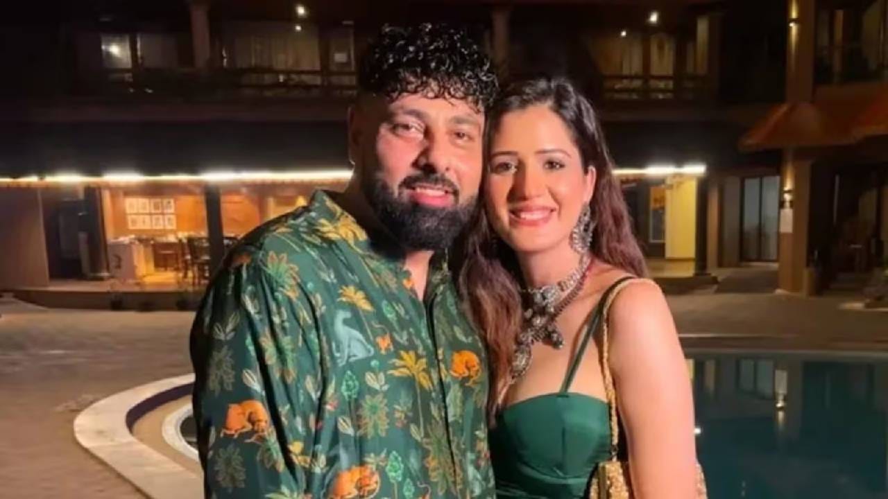 बॉलिवूडचा प्रसिद्ध रॅपर बादशाह आणि पंजाबी अभिनेत्री ईशा राखी यांनी घटस्फोटाची घोषणा केली आहे. लग्नाच्या केवळ पाच महिन्यांमध्ये दोघांनी वेगळे होण्याचा निर्णय घेतला. त्यांच्या या निर्णयाने अनेकांना धक्का बसला आहे. आता सोशल मीडियावर बादशाहने ईशाला पोटगी म्हणून किती रक्कम दिली अशी चर्चा सुरु आहे.