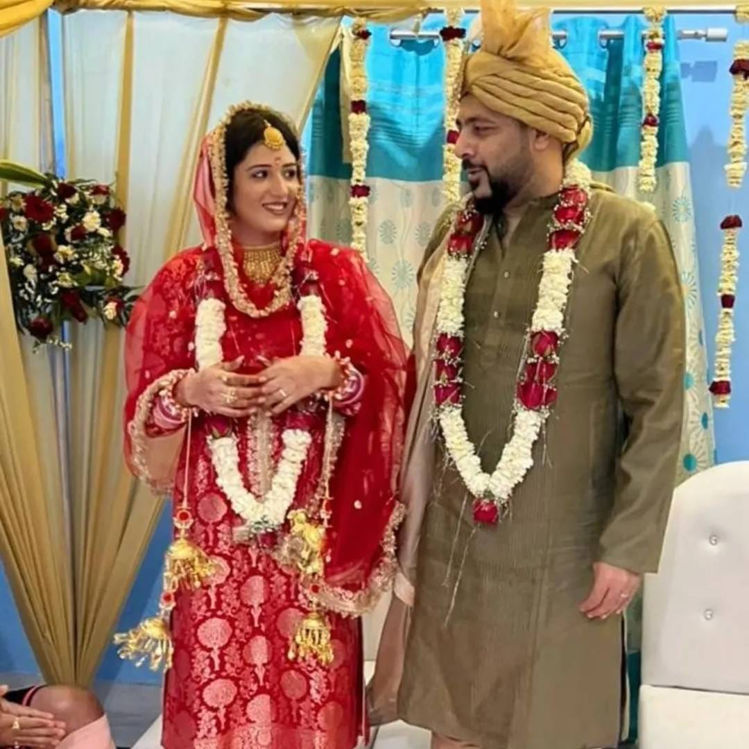 ईशा रिखी तिच्या भूतकाळाबद्दल बोलताना रडू लागली. त्यावेळी सलमान खानने तिला म्हटलं, “सगळ्यांचे ब्रेकअप होतात. तू कोणासमोर उभी आहेस, हे तुला माहीत आहे ना?” सलमानच्या या वक्तव्यानंतर ईशाने आपला भूतकाळ आता मागे सोडल्याचं स्पष्ट केलं. “तो माझा भूतकाळ आहे,” असं तिने सांगितलं.
