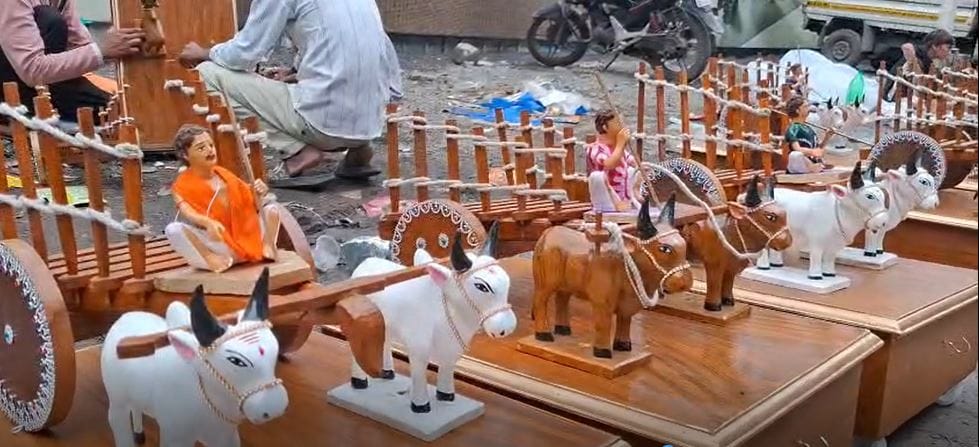 नागपूरच्या बाजारात 7.5 फूट उंच, 8 लाख रुपये किमतीचा लाकडी नंदी विक्रीला उपलब्ध, यंदाच्या पोळ्याच्या पाडव्यातील सर्वात ट्रेंडिंग नंदी. वर्धा जिल्ह्यातील आष्टी येथील कारागीर रवींद्र मोकद्दाम यांनी हा लाकडी बैल तयार केला आहे.