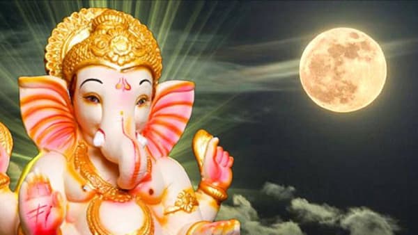 गणेश चतुर्थी हा हिंदू धर्मातील अत्यंत महत्त्वाचा सण मानला जातो. या दिवशी घरोघरी गणरायाची प्रतिष्ठापना करून भक्तिभावाने पूजा केली जाते. मात्र, गणेश चतुर्थीशी संबंधित अशी एक प्राचीन धार्मिक मान्यता आहे, ज्याची चर्चा आजही होते. गणेश चतुर्थीच्या दिवशी चंद्राचं दर्शन घेणं टाळावं, असं शास्त्रांमध्ये सांगितलं जातं.
