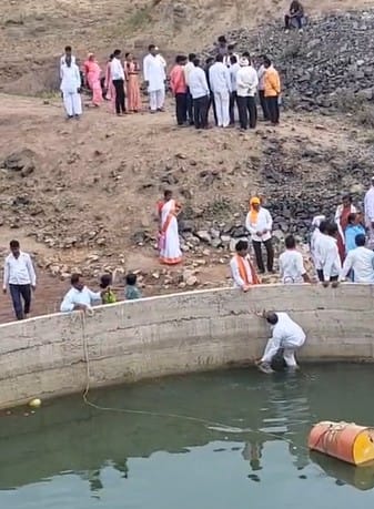 दरम्यान, आता ही विहीर पाण्यासाठी लोक गर्दी करत आहेत. पाण्याने भरलेल्या या विहिरीचे काही फोटो आणि व्हिडीओही सोशल मीडियावर व्हायरल होत आहेत.