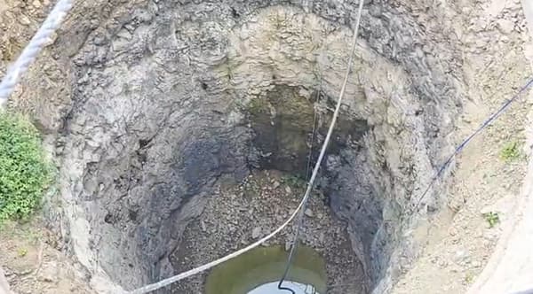 Beed Bhagwan Gad Well : दुष्काळी बीड जिल्ह्यात निसर्गाचा अनोखा चमत्कार समोर आला आहे. भगवानगडाच्या पायथ्याशी असलेल्या बीडच्या घोगस पारगाव शिवारात असलेली एक विहीर अचानक पाण्याने तुडुंब भरली आहे.