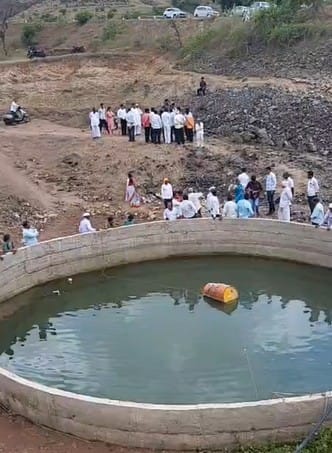 भगवानगडाच्या मालकीच्या जागेत असलेल्या या विहिरीला अचानक पाणी आल्याने चर्चेचा आणि कुतूहलाचा विषय बनला आहे. विशेष म्हणजे या विहिरीपासून अवघ्या शंभर फुटावर असलेल्या विहिरी कोरड्या ठाक आहेत. 