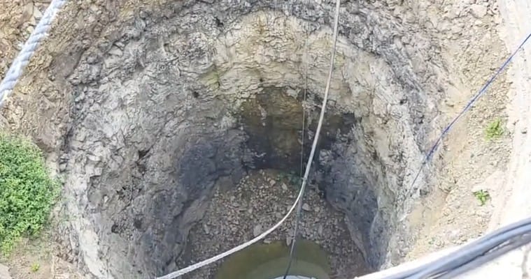 मात्र या विहिरीलाच पाणी आले कसे?. निसर्गाचा चमत्कार की भगवान बाबांचा चमत्कार अशी चर्चा या परिसरात रंगली आहे.  विशेष म्हणजे भगवानगडावर या अगोदर पाणीटंचाई होती. मंदिराच्या बांधकामासाठी देखील पाणी कमी पडत होते. 