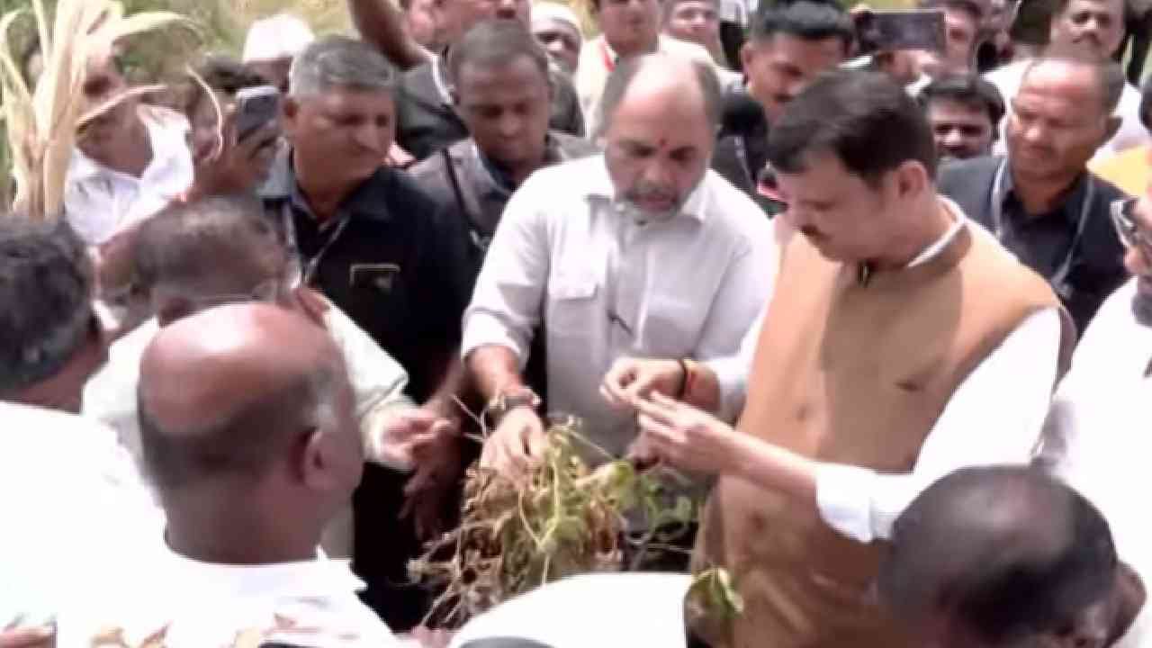काही काळजी करु नका. सगळ्यांची कर्जमाफी झाल्याशिवाय मी थांबत नाही. जलसंधारणाची काही काम हातात घेऊ. त्यातून त्यांना रोजगारही मिळेल आणि मध्ये अवकाळी आला तर पाणीही साचून राहिलं असं मुख्यमंत्री देवेंद्र फडणवीस म्हणाले.