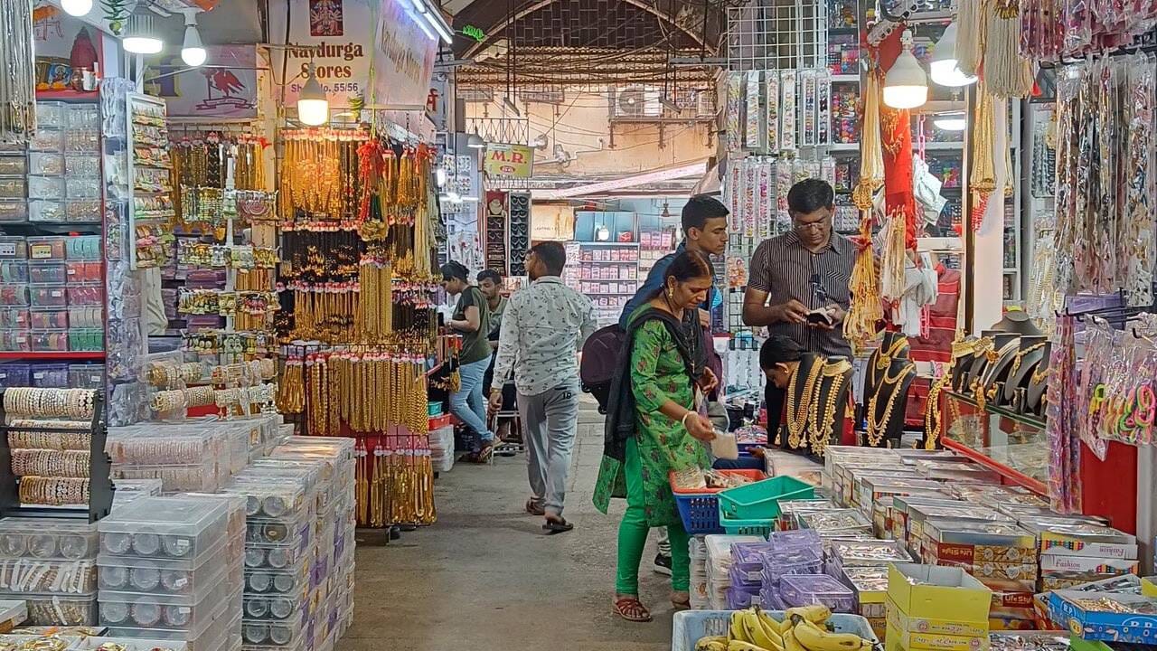 भुलेश्वर मार्केट- गणपतीच्या पूजेसाठी लागणाऱ्या वस्तूंची खरेदी करायची असेल तर भुलेश्वर परिसरात अनेक पर्याय मिळतात. पूजा साहित्य, घंटा, तोरणं, सजावटीच्या वस्तू, बांगड्या आणि विविध धार्मिक वस्तूंसाठी हा भाग प्रसिद्ध आहे. या भागात धार्मिक साहित्याच्या दुकानांचे अनेक पर्याय आहेत.