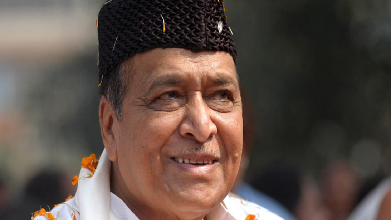 अगदी 12 व्या वर्षी त्यांनी दोन चित्रपटांसाठी गाणी लिहिली होती. पुढे त्यांनी अनेक भाषांमध्ये गाणी गायली आणि जवळपास एक हजार गाण्यांमधून रसिकांच्या मनावर राज्य केलं. 