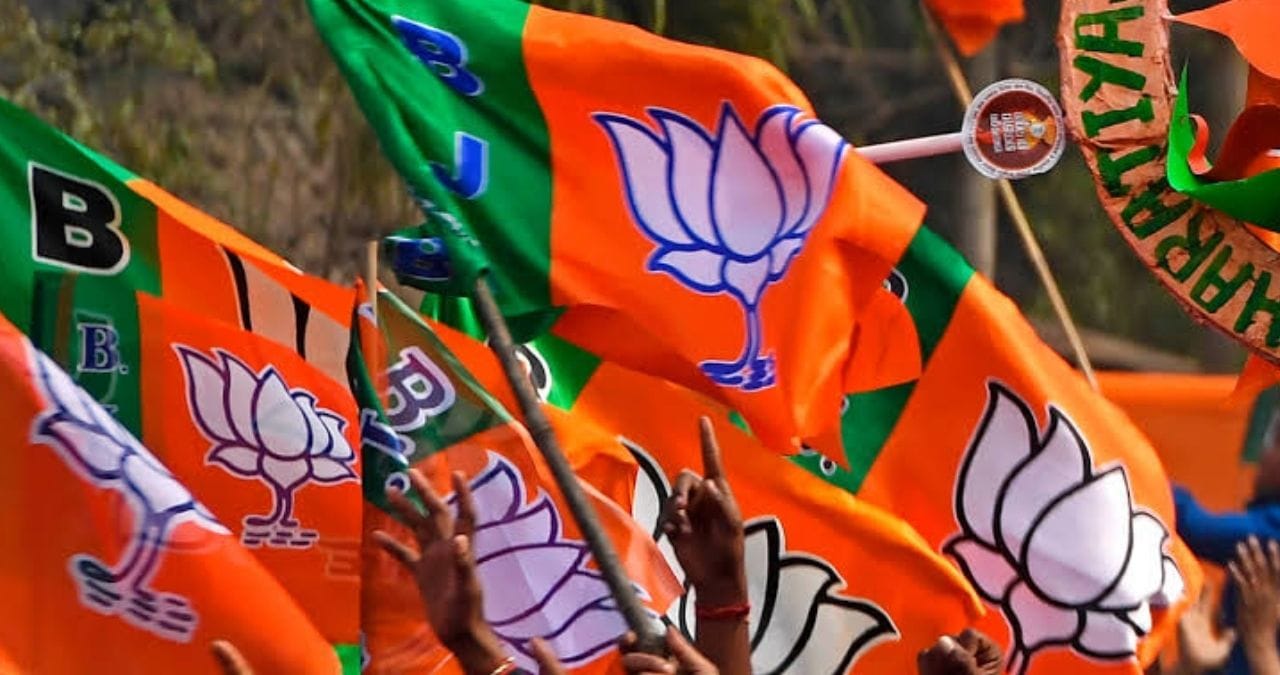 भाजपमधील अंतर्गत धुसफूस पुन्हा चव्हाट्यावर; बड्या नेत्याला डावललं, नव्या वादाला तोंड फुटलं भाजपमधील अंतर्गत धुसफूस पुन्हा चव्हाट्यावर; बड्या नेत्याला डावललं, नव्या वादाला तोंड फुटलं
