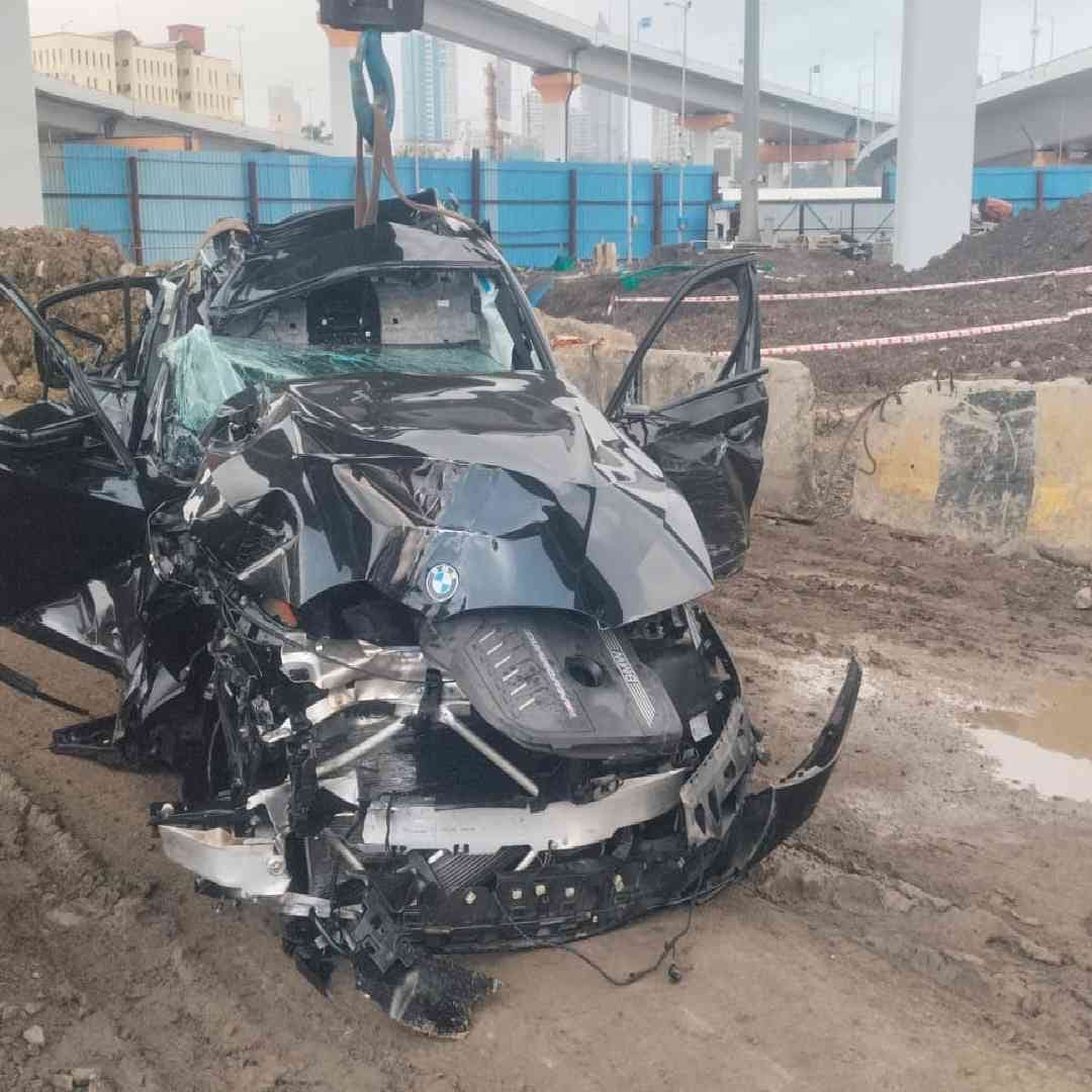 हा अपघात कसा घडला, याच्या कारणांचा पोलीस शोध घेत आहेत. मिळालेल्या प्राथमिक माहितीनुसार अपघाताच्यावेळी बीएमडब्ल्यू गाडीचा वेग 200 पेक्षा जास्त होता. त्यामुळे ड्रायव्हरचं स्टेअरिंगवरील नियंत्रण सुटून हा अपघात झाल्याची पोलिसांची माहिती आहे. गजर ज्याच्या मृत्यू झाला, त्याच्या नातेवाईकांची ही गाडी आहे.