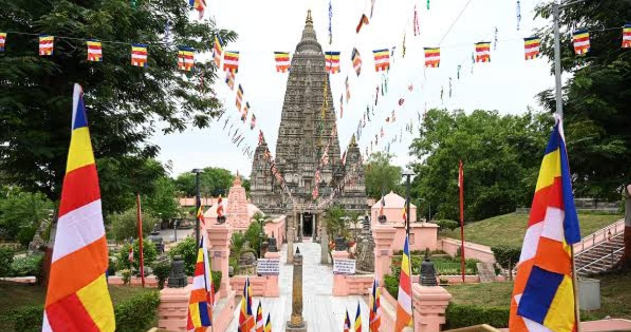 बोधगया, बिहार : बोधगया हे बौद्ध धर्मीयांचं जगातील सर्वात महत्त्वाचं स्थळ आहे. बोधगया येथील बोधी वृक्षाखाली सिद्धार्थ गौतमांना ज्ञानप्राप्ती होऊन बुद्ध झाले होते. बोधगयामध्ये शांततामय वातावरण असते. 