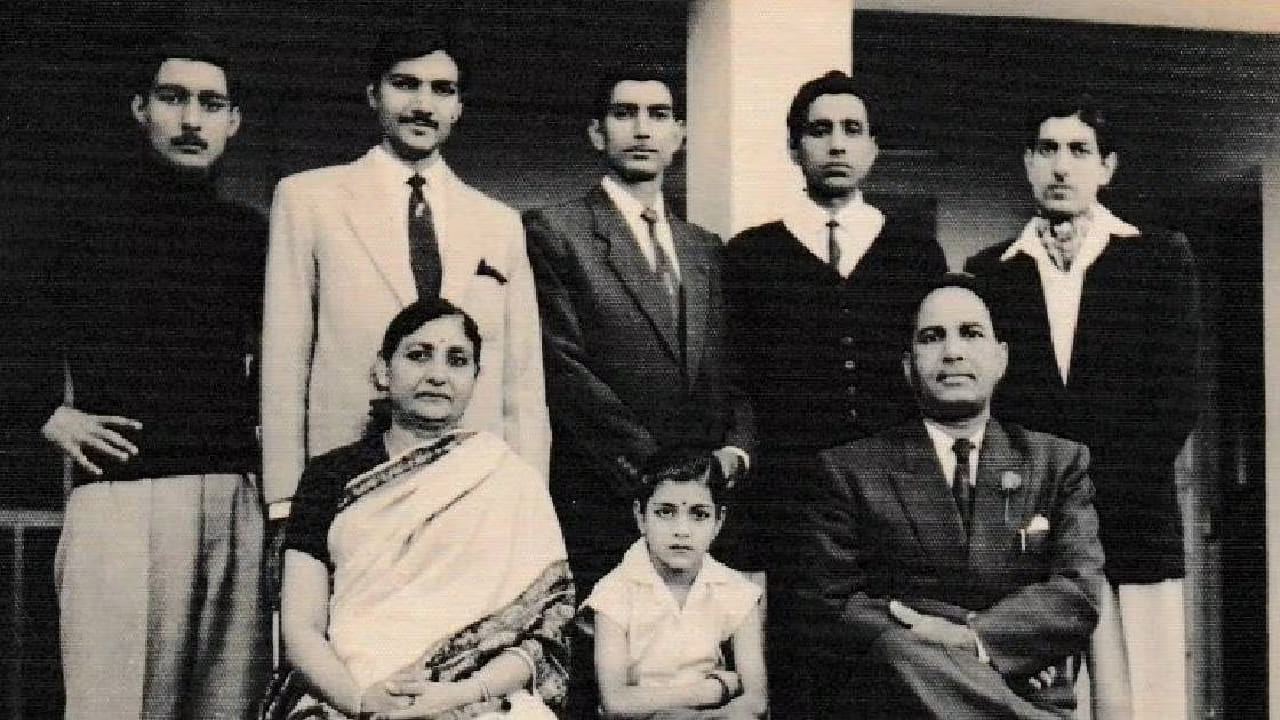 मुंबईच्या लोकल ट्रेनमध्ये बदललं नशीब; एका डायलॉगने बनला सर्वात खतरनाक खलनायक, कोण आहे तो? मुंबईच्या लोकल ट्रेनमध्ये बदललं नशीब; एका डायलॉगने बनला सर्वात खतरनाक खलनायक, कोण आहे तो?